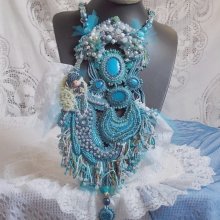 Collar Plastron La Petite Sirène Haute-Couture bordado con piedras semipreciosas de Howlita, Piedras de Luna y Cristales